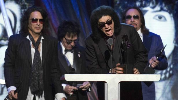 Die Band Kiss bei einer Preisverleihung, Gene Simmons spricht ins Mikrofon.
