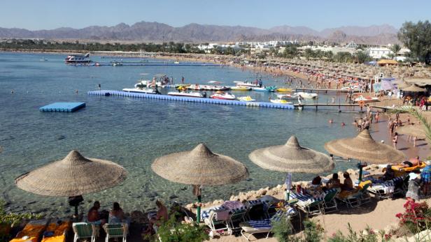 Belebter Strand in Sharm el-Sheik, 2010