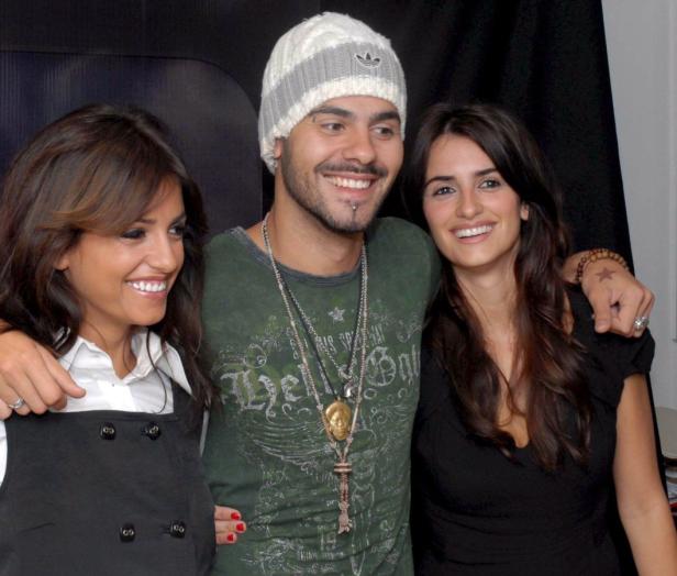Penélope Cruz und Mónica Cruz posieren mit einem Mann für ein Foto.