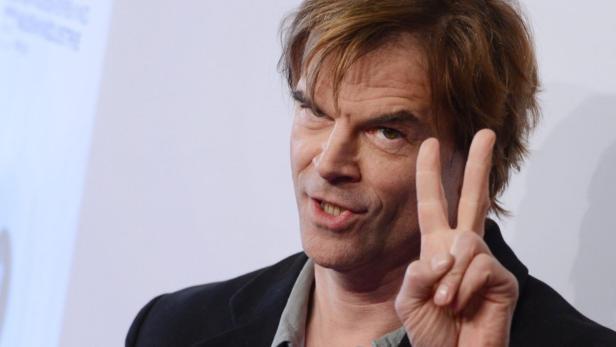 Til Schweiger zeigt das Victory-Zeichen.