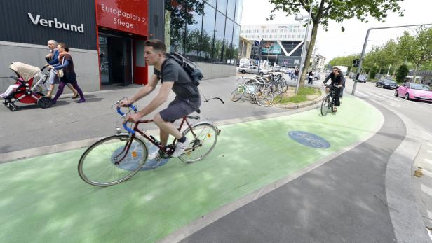 Grün verblasst: Test-Radwege schon nach kurzer Zeit grau