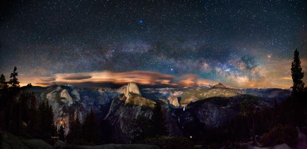 Nachtaufnahme des Yosemite-Nationalparks mit Sternenhimmel und Milchstraße.