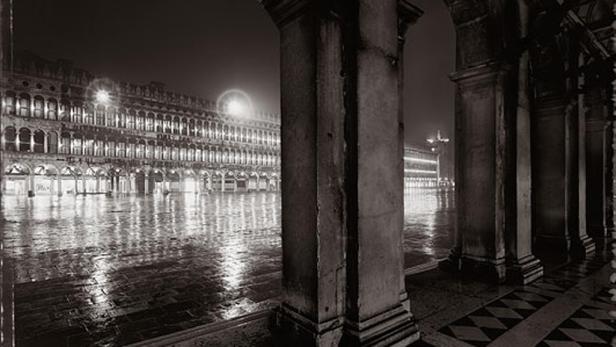 Der Markusplatz in Venedig ist nachts überflutet.