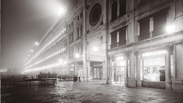 Der menschenleere Markusplatz in Venedig an einem nebligen Abend.