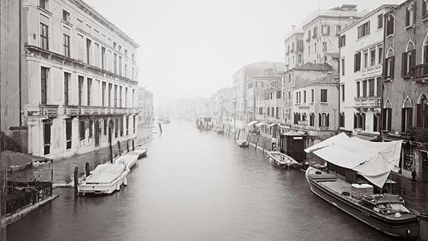Ein Kanal in Venedig mit Booten und historischen Gebäuden an den Ufern.