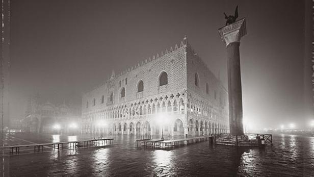 Der Dogenpalast und die Markussäule in Venedig sind im Nebel gehüllt.