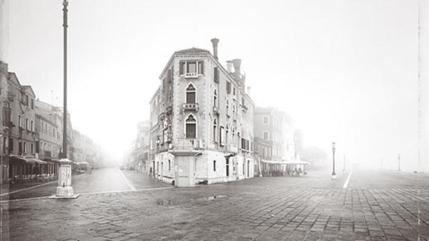 Ein Platz in Venedig an einem nebligen Tag.