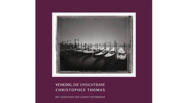 Schwarz-Weiß-Fotografie von Gondeln, die an einem Steg in Venedig vertäut sind.