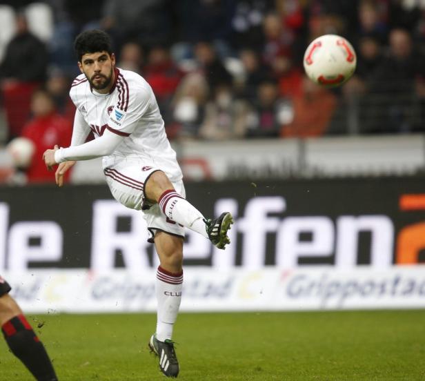 Ein Fußballspieler schießt einen Ball während eines Spiels.