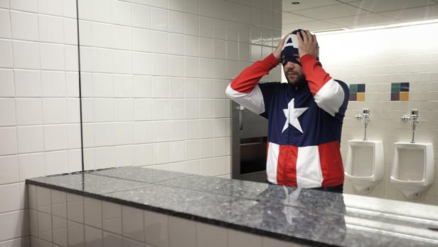 A man dressed as Captain America adjusts his mask Siegeszug der Comics: Wir sind Helden