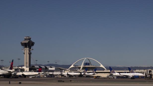 Der internationale Flughafen Los Angeles (LAX) mit Flugzeugen und dem Kontrollturm.