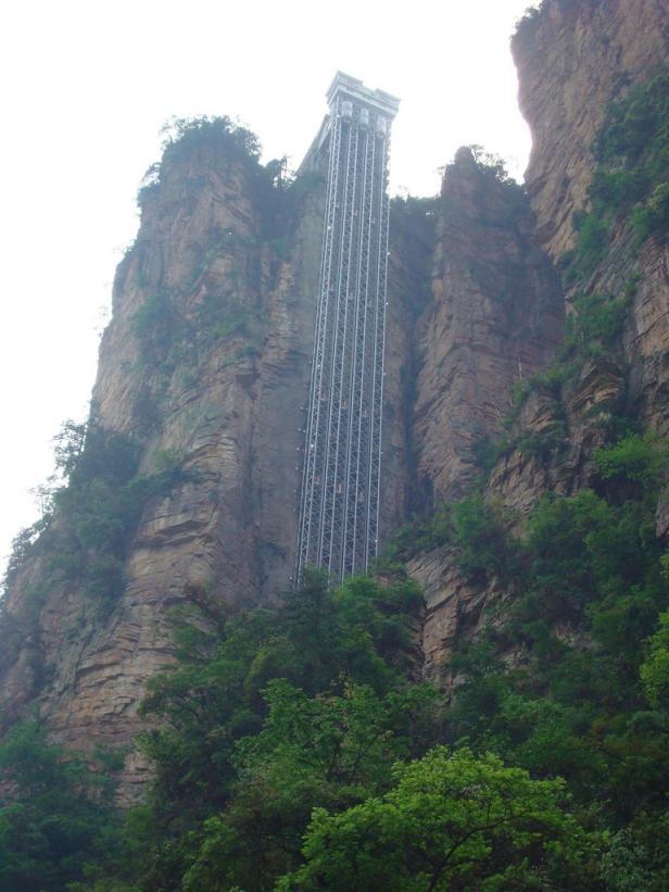 Der Bailong-Aufzug, der an einer Klippe im Zhangjiajie-Nationalpark in China befestigt ist.