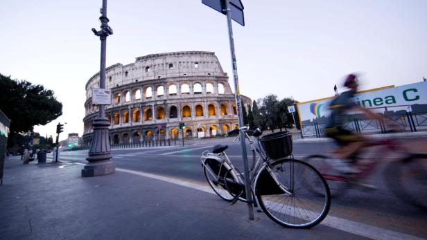 Ein Fahrrad steht vor dem Kolosseum in Rom.