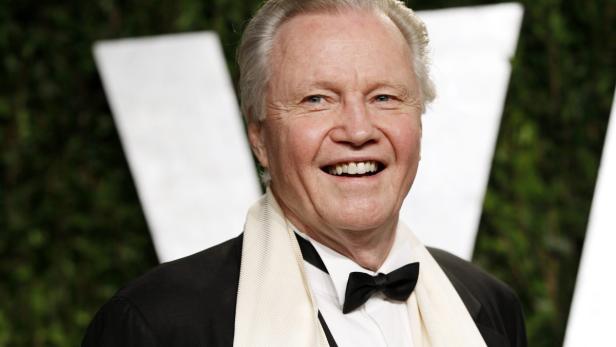 Porträt von Jon Voight mit Fliege und hellem Schal.
