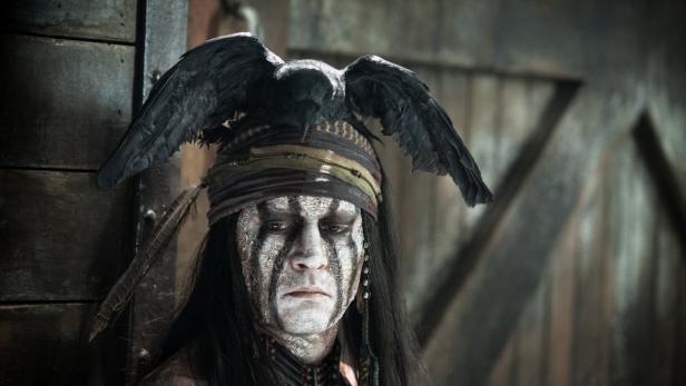 Johnny Depp als Tonto mit einem Raben auf dem Kopf im Film „The Lone Ranger“.