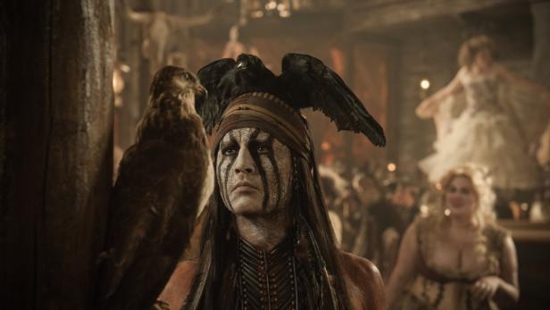 Johnny Depp als Tonto mit einem Raben auf dem Kopf in „The Lone Ranger“.
