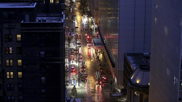 Blick auf eine nächtliche Straßenszene mit Feuerwehrfahrzeugen vor dem Westin Hotel.