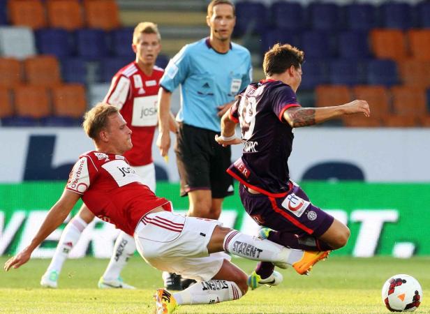 Zwei Fußballspieler kämpfen um den Ball während eines Fußballspiels.