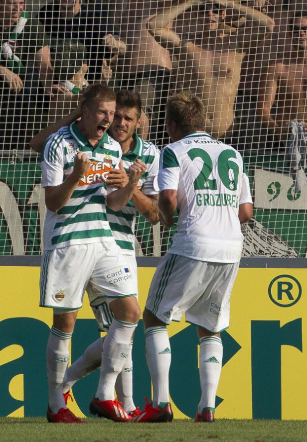 Fußballspieler des SK Rapid Wien jubeln über ein Tor.