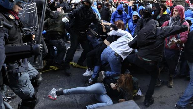 Bei einer Demonstration kommt es zu Auseinandersetzungen zwischen Demonstranten und der Polizei.