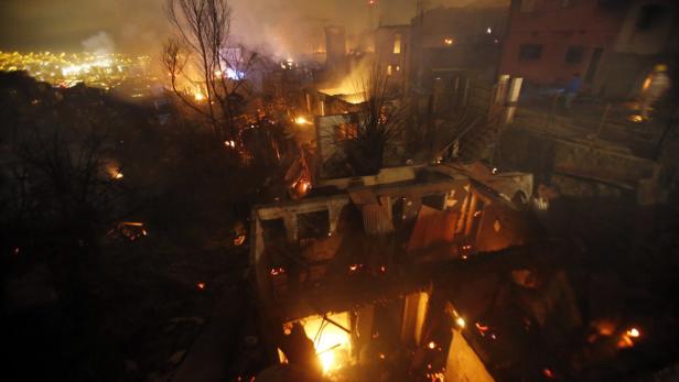 Feuer wütet in Hafenstadt Valparaíso