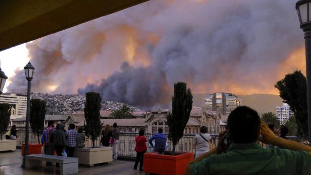 Feuer wütet in Hafenstadt Valparaíso