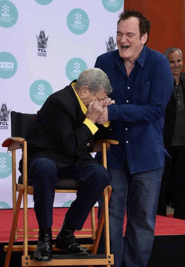 Jerry Lewis beißt Tarantino in die Hand
