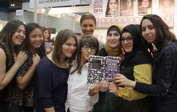 Eine Gruppe junger Frauen posiert mit einem Buch mit dem Titel „Literatur Exit Preise“.