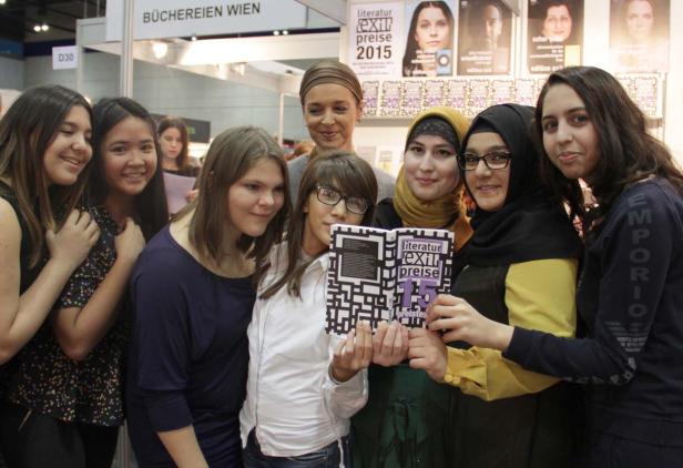 Eine Gruppe junger Frauen posiert mit einem Buch mit dem Titel „Literaturpreis Exit 15“.