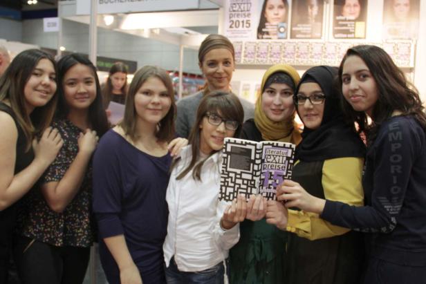Eine Gruppe junger Frauen posiert mit einem Buch mit dem Titel „Literatur Exit Preise 15“.