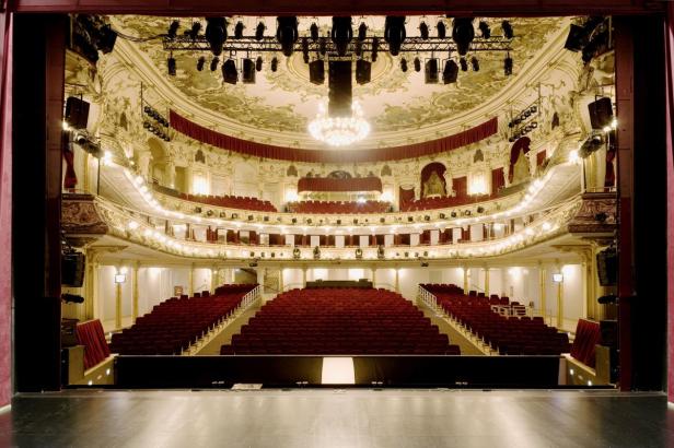 Blick von der Bühne auf den leeren Zuschauerraum eines prunkvollen Theaters.