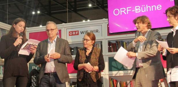 Mehrere Personen stehen auf einer Bühne vor dem ORF-Logo.