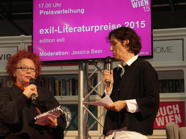 Zwei Frauen moderieren die Verleihung des Exil-Literaturpreises 2015 in Wien.