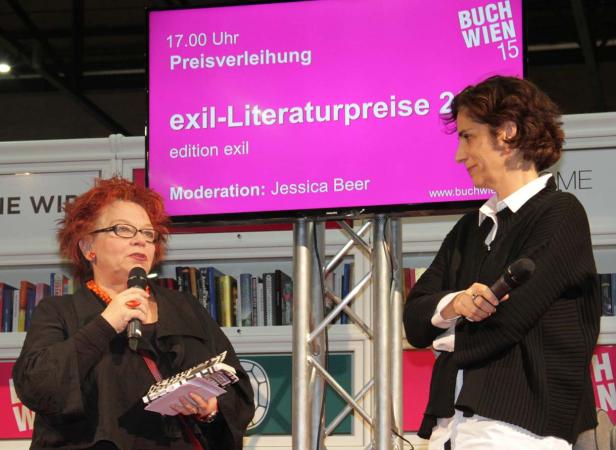 Zwei Frauen auf einer Bühne bei der Verleihung des Exil-Literaturpreises, moderiert von Jessica Beer.