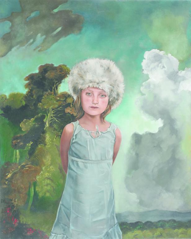 Adria Sartore malt Porträts junger Mädchen im altmeisterlichen Stil. Die Bilder (hier: Ohne Titel, 2008) leben von den ausdrucksstarken Gesichtern. Ein Mädchen mit Fellmütze und hellblauem Kleid steht vor einer gemalten Landschaft.