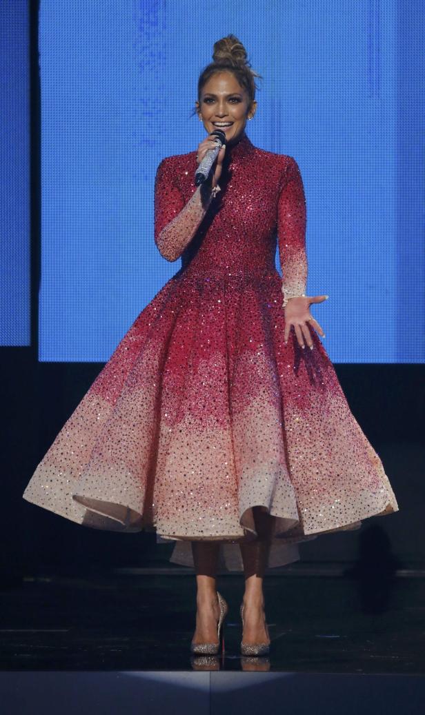 Host Jennifer Lopez speaks on stage during the 201 AMAs: Der harte Kampf um den dicksten Hintern