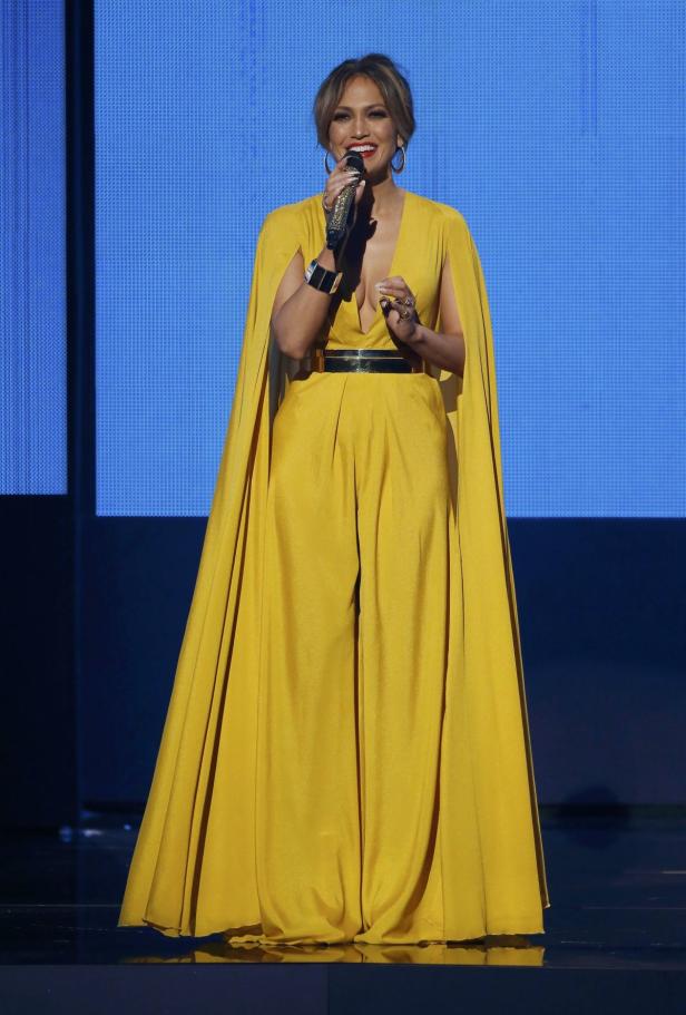 Host Jennifer Lopez speaks on stage during the 201 AMAs: Der harte Kampf um den dicksten Hintern