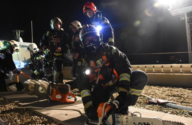 Alarmstufe 2 bei Dachbrand am Keplerplatz