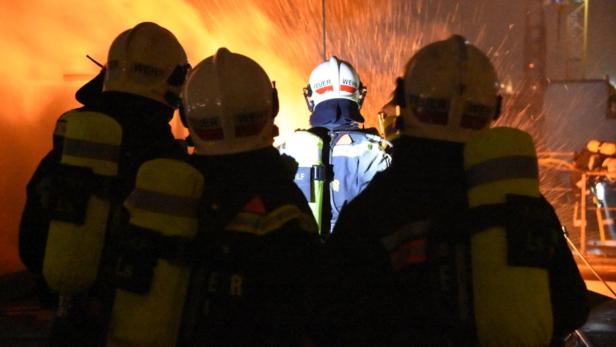 Alarmstufe 2 bei Dachbrand am Keplerplatz