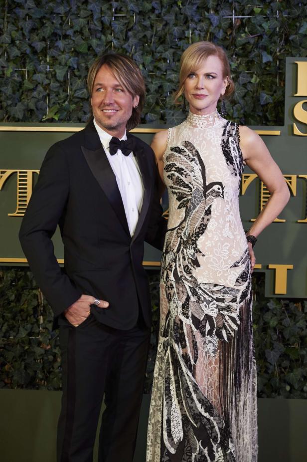 Keith Urban und Nicole Kidman posieren auf einem roten Teppich.