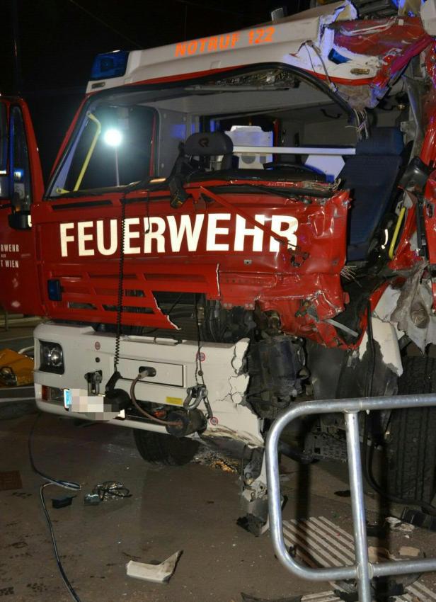 Favoriten: Pkw krachte in Feuerwehrauto auf Einsatzfahrt