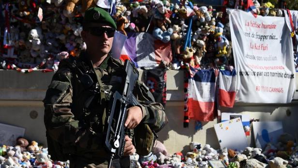 FRANCE-ATTACKS-POLITICS-TRIBUTE-SECURITY