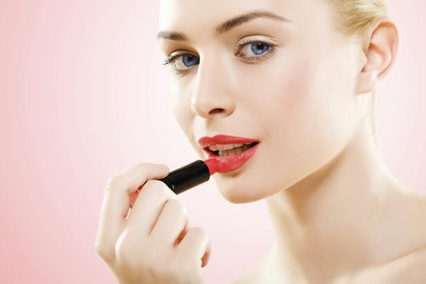 10 Make-up-Regeln, die jede Frau kennen muss