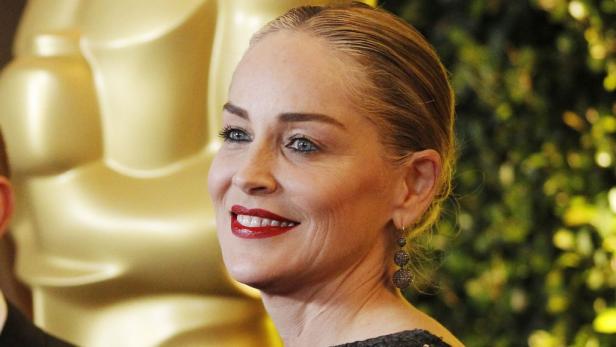 Sharon Stone lächelt auf einer Veranstaltung.