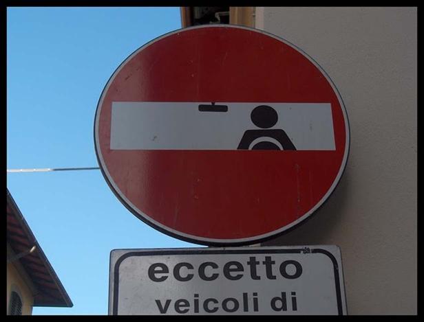 Ein Verkehrsschild zeigt ein Piktogramm für „Verbot für Fahrzeuge“.