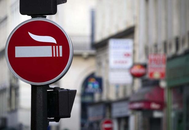 Ein „Rauchen verboten“-Schild steht am Straßenrand.