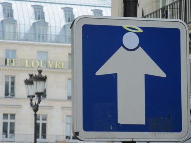 Ein blaues Schild mit einem weißen Pfeil nach oben und einem Heiligenschein in Paris.