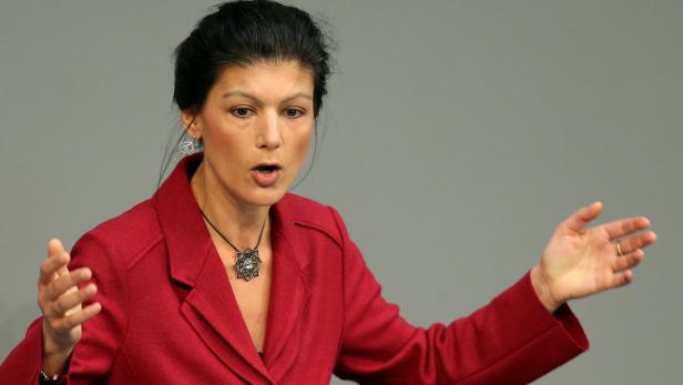 Sahra Wagenknecht gestikuliert während einer Rede.