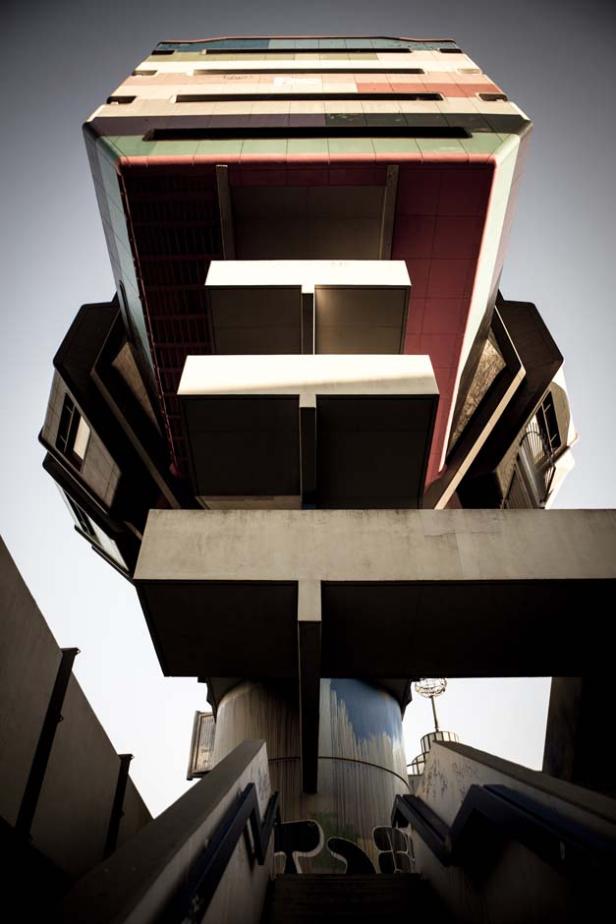 Ein ungewöhnlicher Blickwinkel auf ein farbenfrohes, brutalistisches Gebäude.