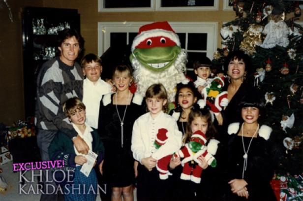 Die Kardashian-Familie posiert mit einem Teenage Mutant Ninja Turtle Weihnachtsmann vor einem Weihnachtsbaum.